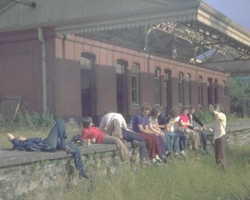 I'M SITTIN' IN A RAILWAY STATION...